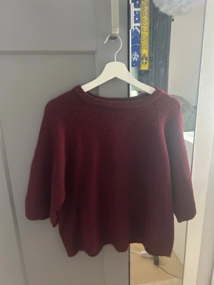 Vinröd stickad tröja - Säljer en jättefin o gosig vinröd stickad tröja med trekvartsärm, passar jättebra till hösten, lite nopprig men skulle säga att man inte tänkter på det❤️