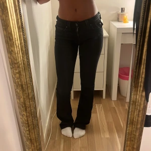 Svarta bootcut jeans med fickdetaljer - Säljer ett par svarta bootcut jeans från true religion. Jeansen är midwaist. Är lite slitna nedtill. 