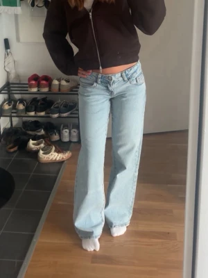 Ljusblåa jeans från Gina tricot - Säljer ett par ljusblå jeans med rak/wide passform och låg midja. Knappt använda så i fint skick. Finns inte kvar i butik eller på internet.