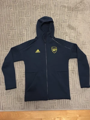Mörkblå Arsenal hoodie från Adidas - I perfekt skick!! Tar gärna emot bud!
