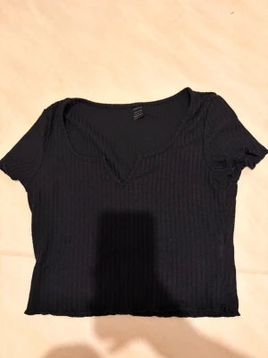 Cropped T-shirt svart - Säljer en svart cropped T-shirt som har genomskinligt material. Använt enbart 2 gånger. Från shein strl S men passade mig som Xs. kan säljas billigare i Plick: giosellout 