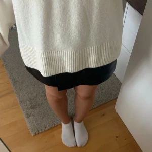 Zara kjol - Säljer den här super coola skinn kjolen från Zara, med inbyggda shorts!