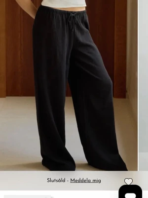 Slutsålda svarta vida byxor - Säljer ett par svarta byxor med avslappnad passform och breda ben. Byxorna har resår i midjan och knytning. Perfekta för en chill och stilren look. Materialet är luftigt, känns svalt och skönt. Skriv pm vid funderingar!☺️