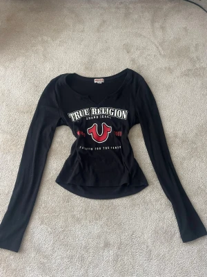true religion topp  - Skitcool och snygg, den är använd få gånger och är väldigt fin under hösten 