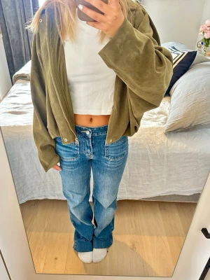 Blå jeans med framfickor  - Snygga jeans med fickor fram från Lager 157. Nypris 400kr.