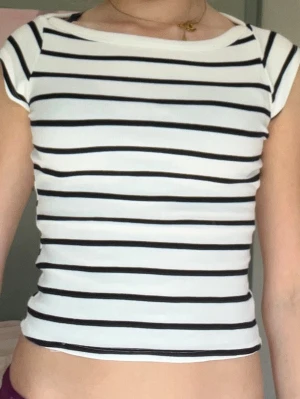 Zara T-shirt - Tight randig T-shirt från Zara i storlek xs. Lite deofläckar, men inget som syns så mycket