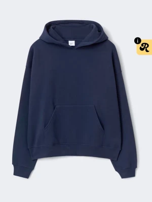 Mörkblått loungewear-set med hoodie - Mysigt loungewear-set i mörkblått med en hoodie och matchande byxor. Hoodien har känguruficka och ribbade muddar, medan byxorna har dragsko i midjan och raka ben. Perfekt för chill dagar hemma eller när du vill vara bekväm.