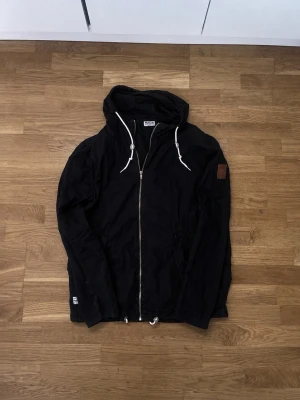 Svart Overshirt Jacka - En skön Övershirt Jacka från Project 101. Perfekt nu till Hösten, som vill se lite stiligare ut men ändå behålla lite värme. L fast passar även M😊