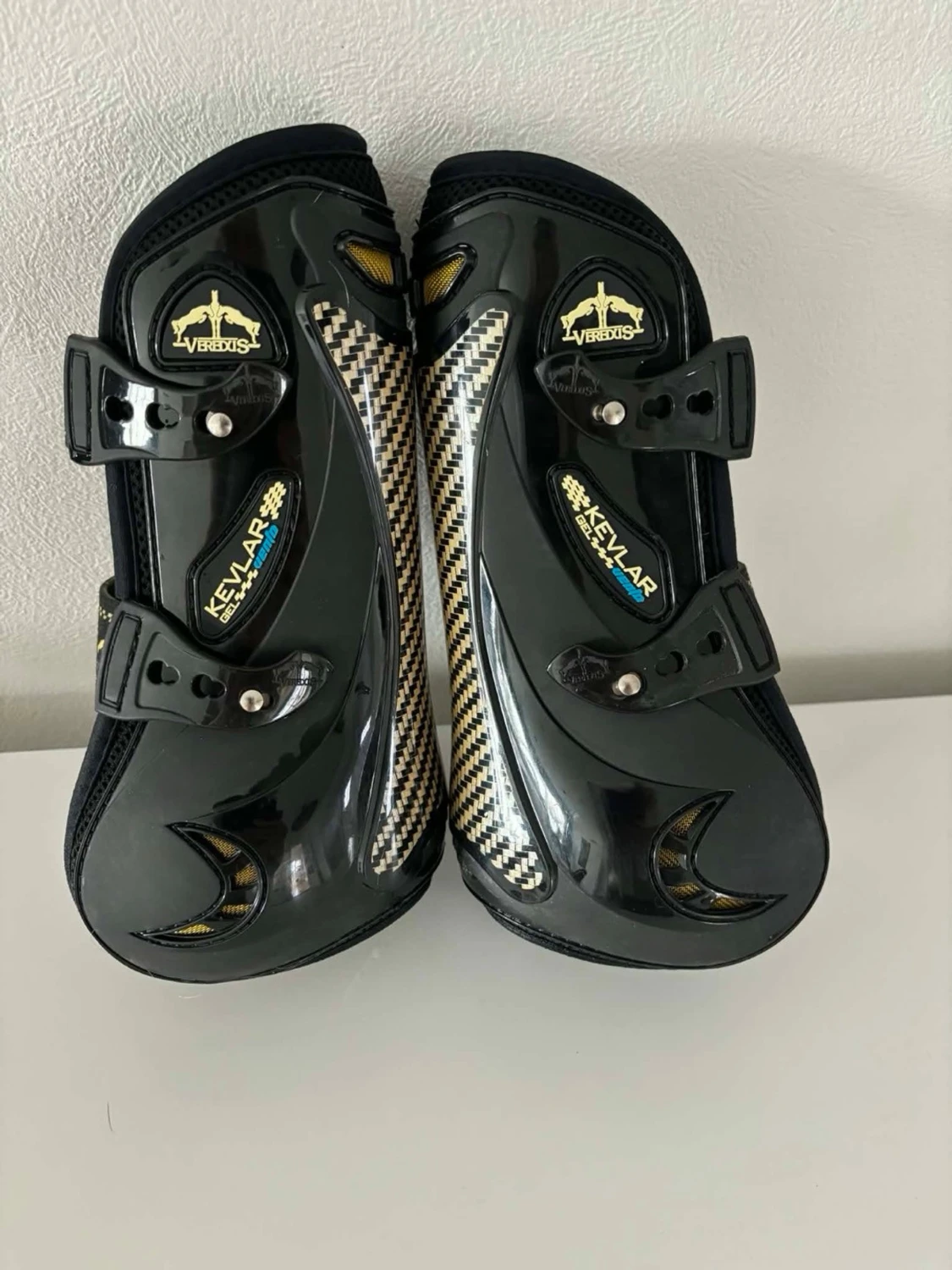 Svarta benskydd Veredus Kevlar