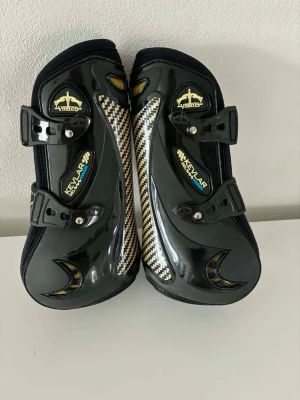 Svarta benskydd Veredus Kevlar - Benskydd svarta stl M