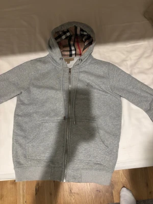 Grå Hoodie - Snygg grå hoodie i mycket fint skick! Stilren, funkar i alla väder och passar allihopa! Kontakta mig gärna vid frågor! :)