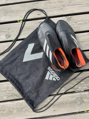 adidas Predator 18+ Lone Hunter FG – 2018 – Rare - Säljer ett par adidas predator fotbollsskor. Skorna är använda men i bra skick. Sulorna har normala spår av användning men inga större skador. Påse tillkommer. Bara att skriva ifall man har minsta lilla fundering 💭 ‼️