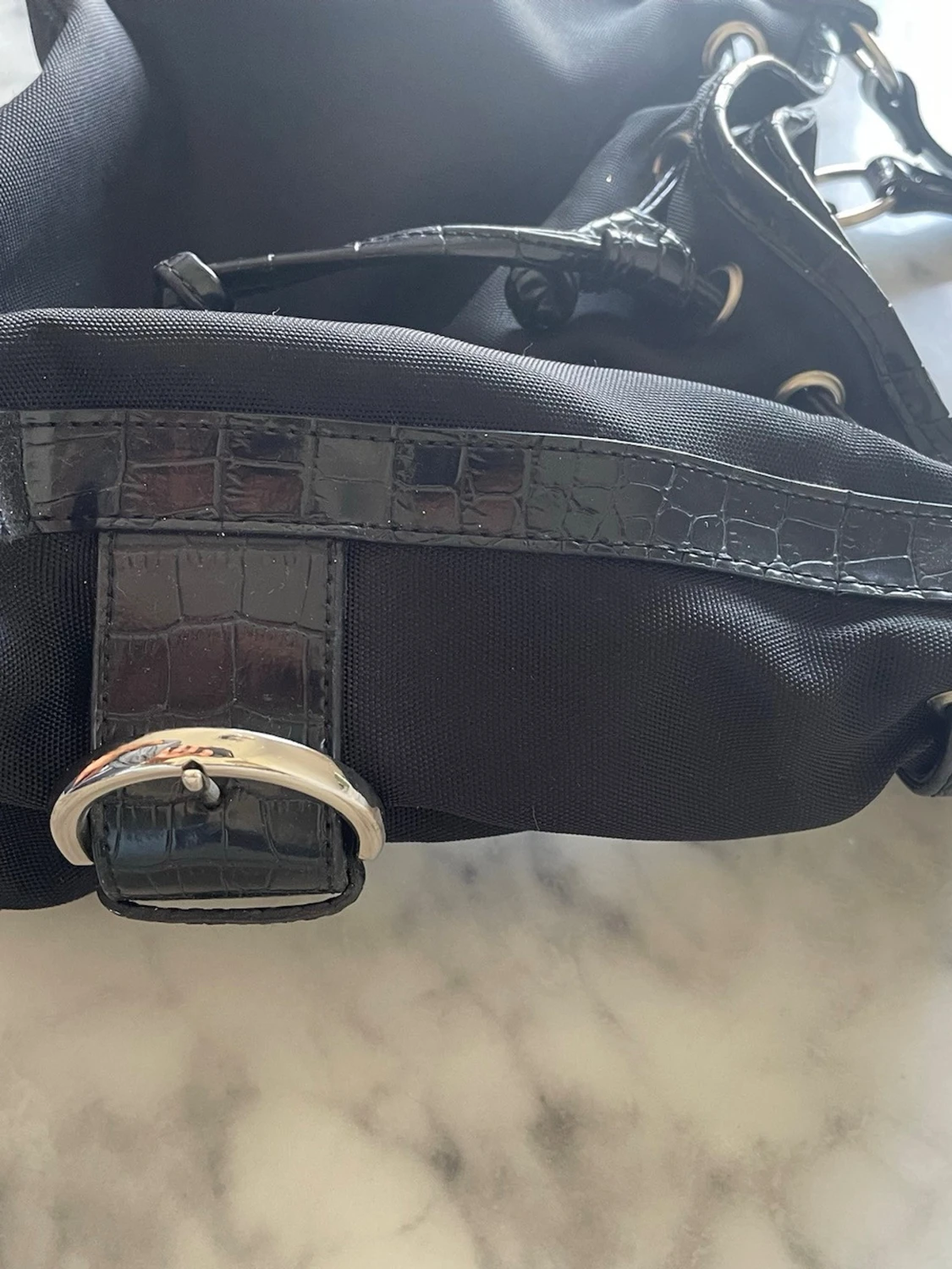Svart handväska med crocopräglade detaljer - 1
