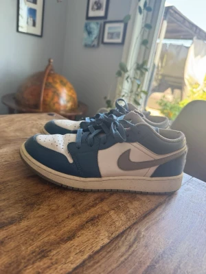 Nike Jordan Air Low cement grey  - Köpta på Restock 2023 för 1600kr fint skick utöver skaven som syns på bilderna. 