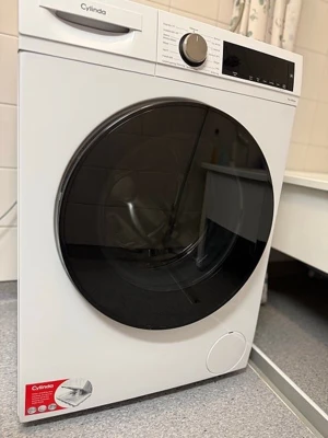 Vit tvättmaskin från Cylinda - Säljer en modern vit tvättmaskin från Cylinda med stor svart lucka och digital display. Maskinen har ett stilrent handtag och flera programval via vred och touchpanel. Perfekt för dig som vill ha en snygg och funktionell maskin till tvättstugan.