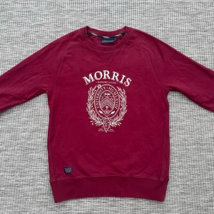 Morris tröja - Säljer nu denna riktigt feta Morris tröja i bra skick!🙌 Storlek S⭐️ Skick: 9/10🌟 Hör gärna av er vid funderingar