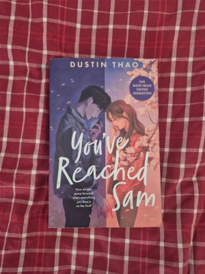 You've reached Sam - Säljer boken "You've reached Sam" av Dustin Thao. Boken har en bruten rygg, samt lite nagellack längst ner(man ser på bilden).
