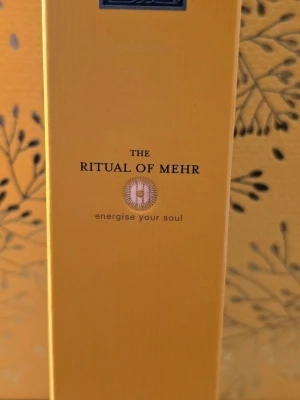 Rituals The Ritual of Mehr doftpinnar - Säljer en förpackning mini doftpinnar från Rituals, The Ritual of Mehr. Doften är sweet orange & cedar wood och förpackningen innehåller 70 ml. Perfekt för att sprida en fräsch och energigivande doft hemma. Gul förpackning med elegant design.