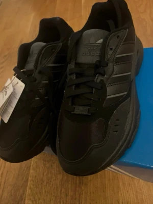 Adidas Sneakers  - Jätte sköna och fina storlek 38. 