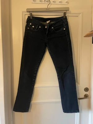 Mörkblå raka jeans  - Snygga mörkblå jeans med raka ben och klassisk femficksmodell. Tillverkade i USA. Perfekta för dig som gillar en tidlös och enkel stil. Stängs med dragkedja och knapp.