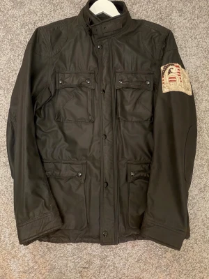 Jacka Polo Ralph Lauren - Säljer en svart jacka från Polo Ralph Lauren,  det är en vintage jacka i bra skick. Finns även en dragkedja innanför knapparna, självklart äkta. Skriv gärna vid frågor eller intresse!