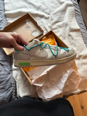 Nike Dunk Low Off-White Lot 36 - Nike Dunk Low Off-White LOT 36. Använda några få gånger och alla tillbehör finns 