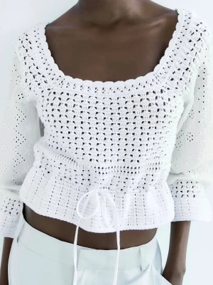 Vit stickad topp  - Vit super fin stickad topp från Zara 💕 går att använda både mer off shoulder samt som modellen ovan💕