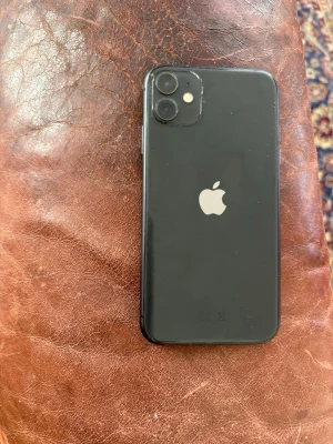 Svart iPhone med dubbla kameror - iPhone 11 64 GB  Säljer min iPhone 11 64 GB då jag har bytt till en annan mobil.  Inga sprickor och fint skick  Allt fungerar som det ska Batterihälsa: 72 % Lagring: 64 GB  Återställd och redo för ny användare Finns några vanliga tecken på användning, men inget som påverkar funktionen.  Hämtas eller skickas enligt överenskommelse.
