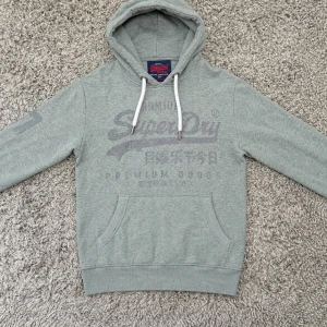 Superdry Hoodie ~ Vintage - Säljer denna feta Superdry hoodien i mycket fint skick!🙌Strl S /// Hör gärna av er om ni har funderingar!👏