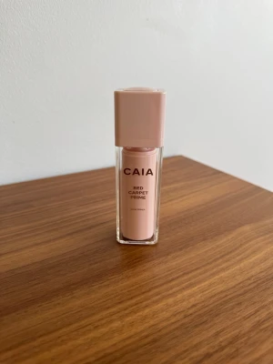 Red Carpet Primer från CAIA - Är helt ny och oanvänd. Är i nyansen light to medium. Nypris är 345 kr.