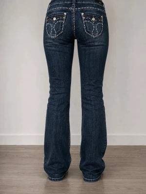 Mörkblå jeans med detaljerade fickor - Ett par skit snygga jeans från Amor, trust & truth. Dessa har snygga detaljer på fickorna och är i super fint skick! Mått kan alltid skickas privat!💕 