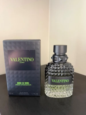 Valentino Uomo Born In Roma parfym - Det är mer än halva kvar! Valentino Uomo Born In Roma Green Stravaganza är en eau de toilette för män i en elegant svart förpackning med neongröna detaljer. Flaskan rymmer 50 ml. Hör gärna av er vid frågor eller fler bilder!