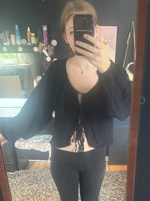 Svart croppad blus med knyt
