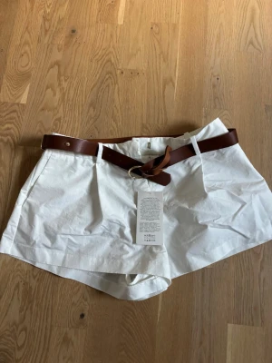 Vita kostymshorts - Vita shorts från Zara, aldrig använda och skärpet följer med!💕