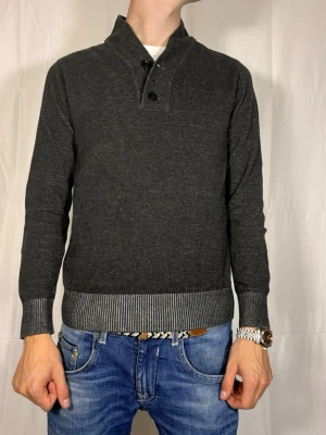 Kofta - En stilren kofta perfekt till hösten. Modellen är 180cm 64kg