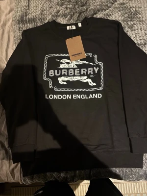 Svart sweatshirt från Burberry - Säljer en svart sweatshirt från Burberry 
