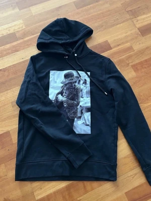 Limitato hoodie - Snygg svart hoodie från Limitato med ett stort svartvitt tryck av Jimi Hendrix på bröstet. Klassisk huva med dragsko och långa ärmar. Tillverkad i mjukt bomullsmaterial som känns skönt mot huden. Nypris ca 4000, säljes för 1495 billigare vid snabb affär 