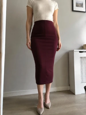 2NDDAY figurnära midikjol – S 🍷 - ✨ Elegant vinröd kjol med hög midja ✨ Mycket figurnära passform som framhäver silhuetten ✨ Stretchigt material ✨ 60% viskos, 35% nylon, 5% elastan ✨ Smal nedtill och utan slits – kontrollera gärna måtten på bilderna