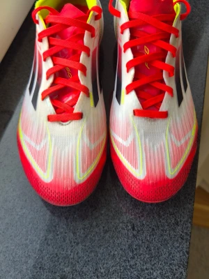 Adidas F50 Pro FG strlk 36 2/3 - Sparsamt använda Adidas F50 Pro FG i storlek 36 2/3. Köptes på Intersport för 8 månader sedan för 1749 kr. Säljes för 600 kr. 