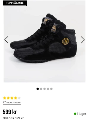 Svarta höga sneakers med guldlogga - Bara legat och dammat, enbart testade vid inköp men aldrig används. Snygga svarta sneakers med högt skaft och cool guldlogga på sidan. Skorna har en mix av mocka och textilmaterial som ger en sportig och stilren look. Perfekta för dig som vill sticka ut med en urban vibe och bekväm passform.