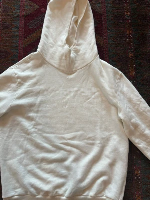 Dondup hoodie  - Sjukt fett dondup hoodie med subtilt tryck på framsidan, otroligt skön och väldigt stilren. Gjord i 100% bomull med väldigt bra kvalitet. Hör av er om ni har frågor 
