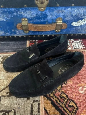 Tods loafers helsvarta mocka - Nypris ish 6000, storlek -41