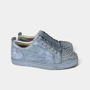 Christian Louboutin Junior Spikes Grå | 43 - Louboutin Junior spikes grå. Självklart äkta. Storlek 43. Original box, dustbag och extra snören ingår. 
