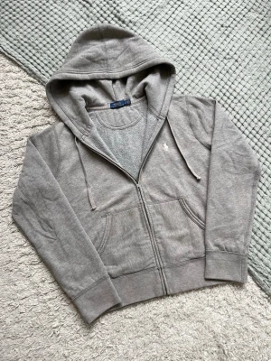 Grå Ralph Lauren hoodie med dragkedja - Grå Ralph Lauren hoodie med dragkedja i storlek L  Grymt skick  Hör av er vid frågor!🙌