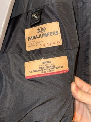 Svart parkas från Parajumpers - Säljer en svart parkas från Parajumpers i storlek medium. Jackan har flera dragkedjeförsedda fickor, detaljer i läder och robust design. Perfekt för kalla dagar med sin slitstarka och funktionella stil. Slim fit-modell som sitter snyggt.