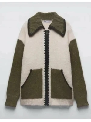 Stickad kofta från Zara med dragkedja - Säljer en stickad kofta från Zara i beige och olivgrön med svarta detaljer. Koftan har stor krage, två framfickor och en snygg dragkedja framtill. Ärmarna och fickorna är olivgröna medan resten är beige. Perfekt för lager-på-lager under höst och vinter. Lånade bilder💕