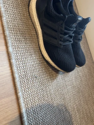 Adidas boost - Adidas boost, TROR DE ÄR 1.0 modellen men är inte säker. Inga hål endast lite smutsiga.