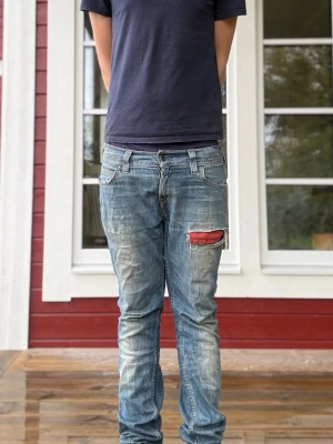 Levis 511 - Säljer ett par Elvis 511 skick 6/10 på bilder är den ej tvättad hade inte tid hål där fickan syns 