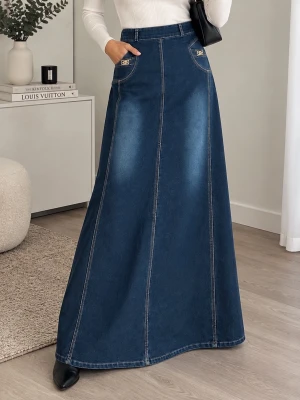 Mörkblå lång jeanskjol maxi strl M med dekorativa detaljer - Snygg mörkblå lång jeanskjol i klassisk denim med markerade sömmar och två framfickor. Kjolen har en rak, något utsvängd passform och hög midja. Perfekt att matcha med en enkel topp eller stickad tröja