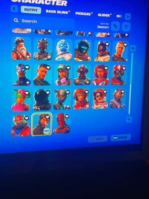 Fortnite konto med många skins - Säljer ett Fortnite-konto med massor av unika och sällsynta skins. Perfekt för dig som vill sticka ut i spelet och ha tillgång till flera olika karaktärer och stilar. Kontot har både klassiska och nya outfits, allt samlat på ett ställe. Digital produkt.